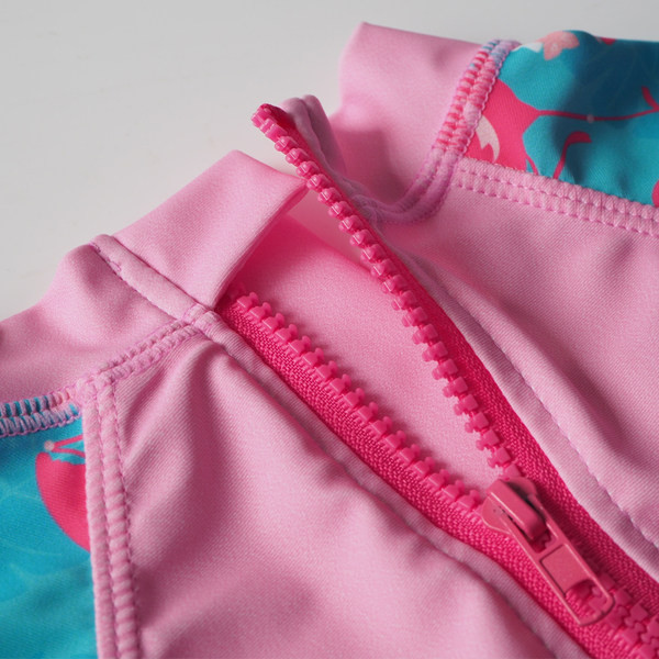 Divatos fürdőruha flamingó mintával