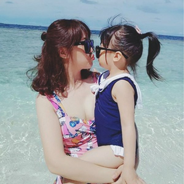 Divatos kék gyerek fürdőruha lányoknak