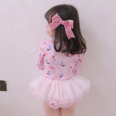 Ένα πλήρες μαγιό για κορίτσια με τούλινη φούστα