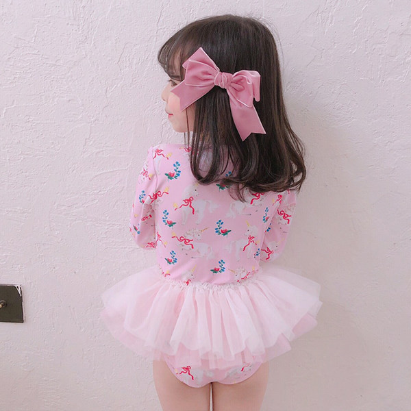 Ένα πλήρες μαγιό για κορίτσια με τούλινη φούστα