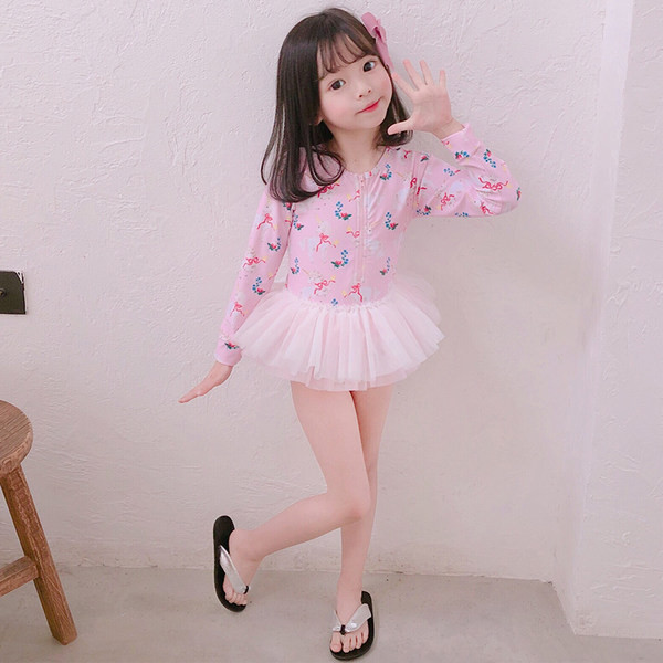 Ένα πλήρες μαγιό για κορίτσια με τούλινη φούστα