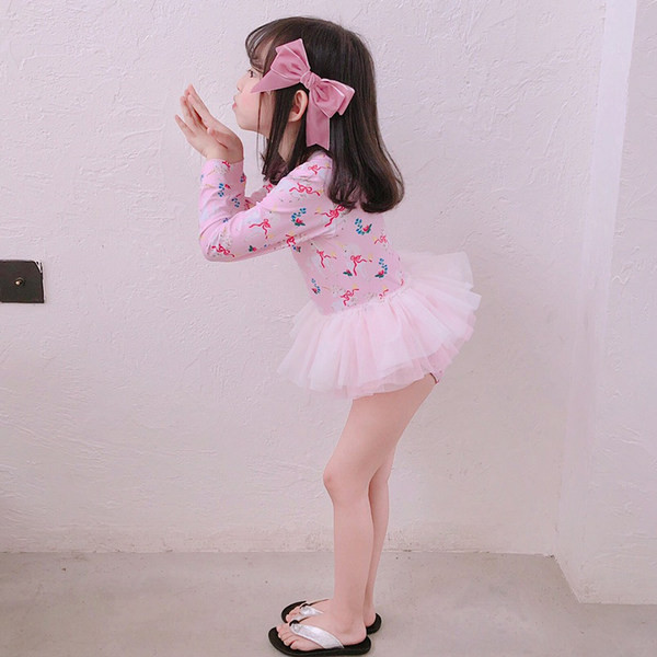 Ένα πλήρες μαγιό για κορίτσια με τούλινη φούστα