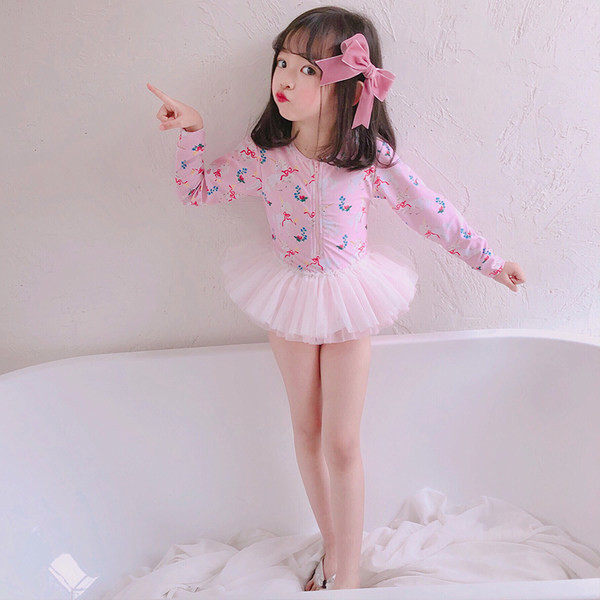 Ένα πλήρες μαγιό για κορίτσια με τούλινη φούστα