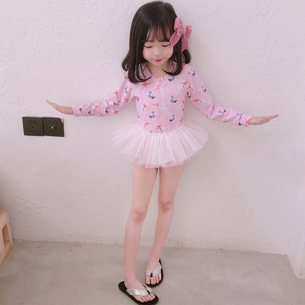 Ένα πλήρες μαγιό για κορίτσια με τούλινη φούστα