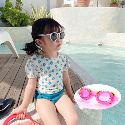 Gyermek fürdőruha két részből áll