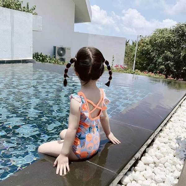 Ολόσωμο μαγιό για κορίτσια με έγχρωμη στάμπα