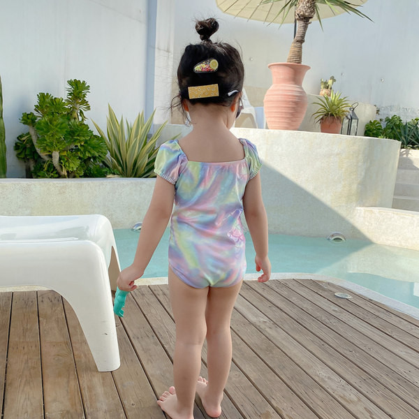 Teljes fürdőruha lányoknak irizáló színekben