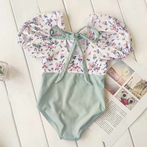 Teljes fürdőruha nyakkendős lányoknak