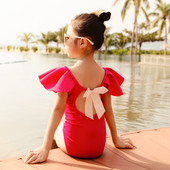 Μοντέρνο μαγιό για κορίτσια με μπούκλες και γυμνή πλάτη