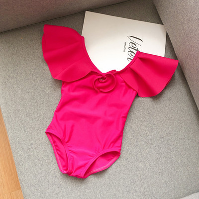 Μοντέρνο μαγιό για κορίτσια με μπούκλες και γυμνή πλάτη