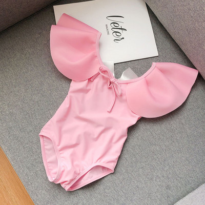 Μοντέρνο μαγιό για κορίτσια με μπούκλες και γυμνή πλάτη