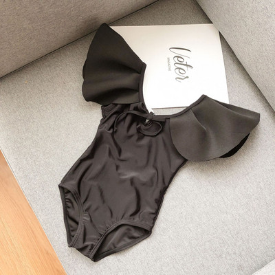 Μοντέρνο μαγιό για κορίτσια με μπούκλες και γυμνή πλάτη