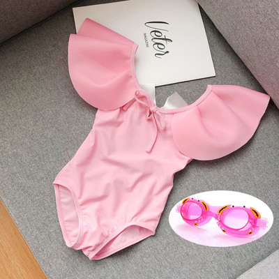 Μοντέρνο μαγιό για κορίτσια με μπούκλες και γυμνή πλάτη