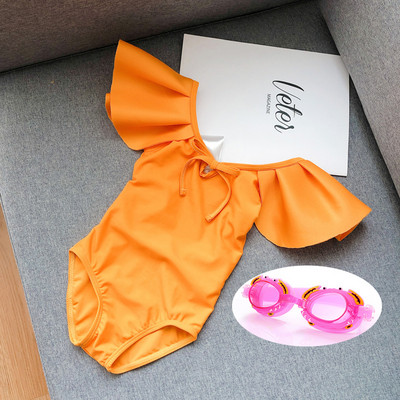 Μοντέρνο μαγιό για κορίτσια με μπούκλες και γυμνή πλάτη