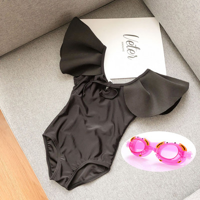 Μοντέρνο μαγιό για κορίτσια με μπούκλες και γυμνή πλάτη