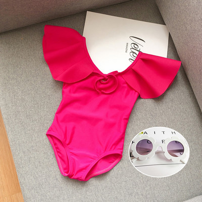 Μοντέρνο μαγιό για κορίτσια με μπούκλες και γυμνή πλάτη