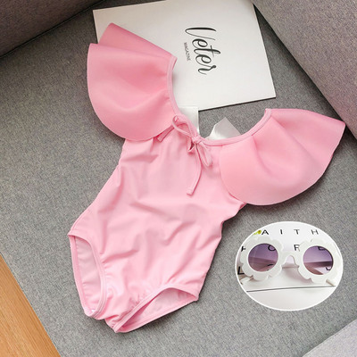 Μοντέρνο μαγιό για κορίτσια με μπούκλες και γυμνή πλάτη