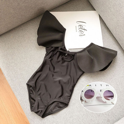 Μοντέρνο μαγιό για κορίτσια με μπούκλες και γυμνή πλάτη