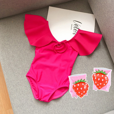 Μοντέρνο μαγιό για κορίτσια με μπούκλες και γυμνή πλάτη