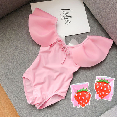 Μοντέρνο μαγιό για κορίτσια με μπούκλες και γυμνή πλάτη