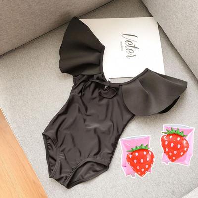 Μοντέρνο μαγιό για κορίτσια με μπούκλες και γυμνή πλάτη