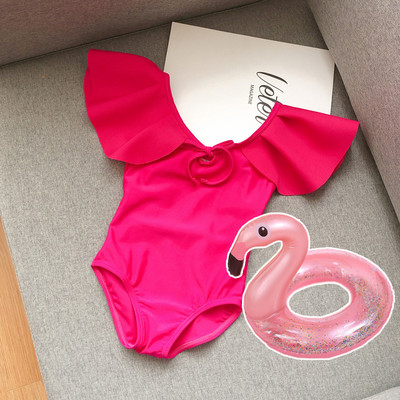 Μοντέρνο μαγιό για κορίτσια με μπούκλες και γυμνή πλάτη