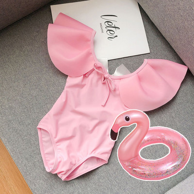 Μοντέρνο μαγιό για κορίτσια με μπούκλες και γυμνή πλάτη