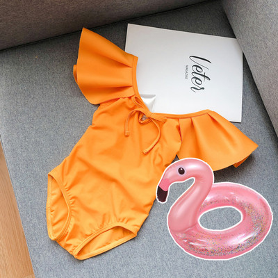 Μοντέρνο μαγιό για κορίτσια με μπούκλες και γυμνή πλάτη