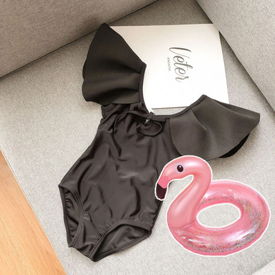 Μοντέρνο μαγιό για κορίτσια με μπούκλες και γυμνή πλάτη