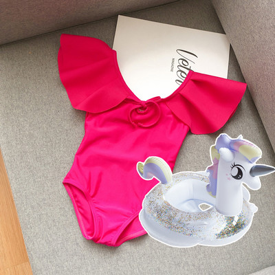 Μοντέρνο μαγιό για κορίτσια με μπούκλες και γυμνή πλάτη