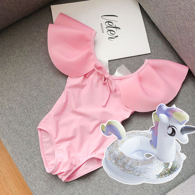 Μοντέρνο μαγιό για κορίτσια με μπούκλες και γυμνή πλάτη