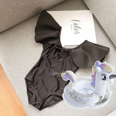 Μοντέρνο μαγιό για κορίτσια με μπούκλες και γυμνή πλάτη