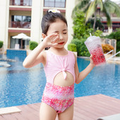 Mitmes värvitoonis laste ujumistrikoo tüdrukutele