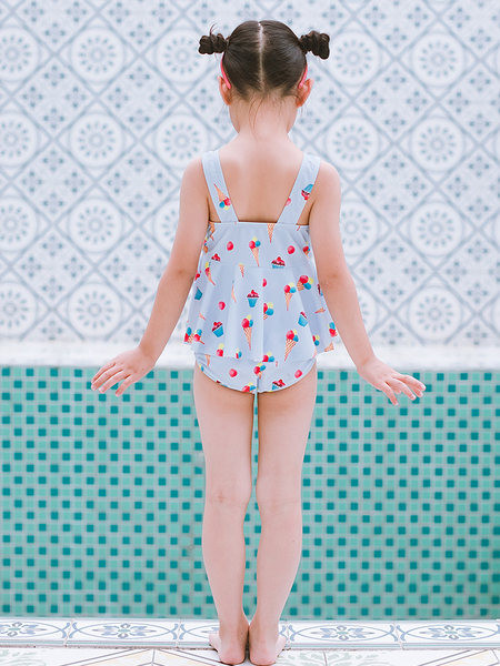 Teljes fürdőruha lányoknak szalaggal