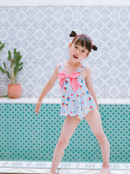 Teljes fürdőruha lányoknak szalaggal