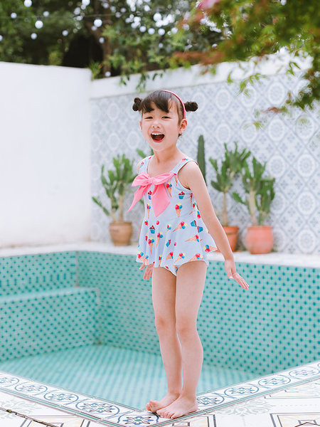 Teljes fürdőruha lányoknak szalaggal