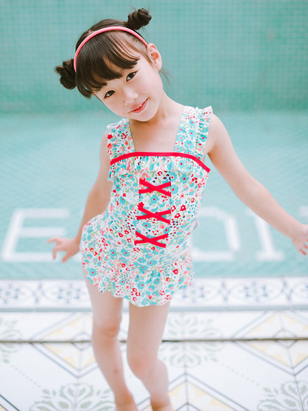 Gyermek fürdőruha szalagokkal