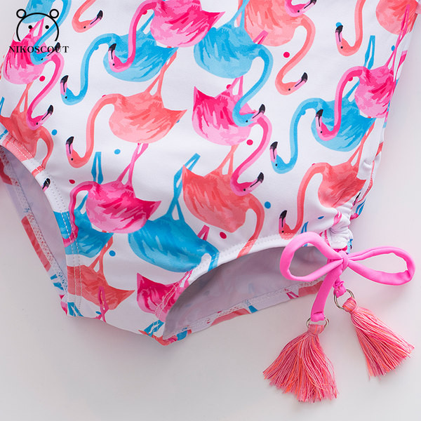 Teljes fürdőruha lányoknak nyakkendővel és flamingómintával