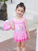 Rózsaszín rátéttel ellátott gyerek fürdőruha