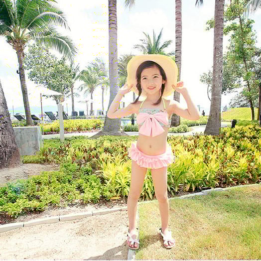 Dječji kupaći kostim s trakom i kovrčama