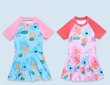 Gyermek fürdőruha cipzárral és mintával