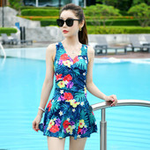 Modern női fürdőruha virágos motívumokkal és V-nyakkal