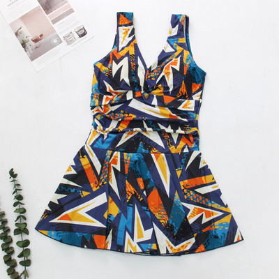 Modern női fürdőruha virágos motívumokkal és V-nyakkal