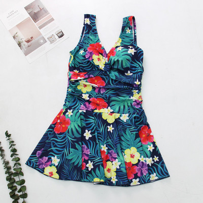 Modern női fürdőruha virágos motívumokkal és V-nyakkal