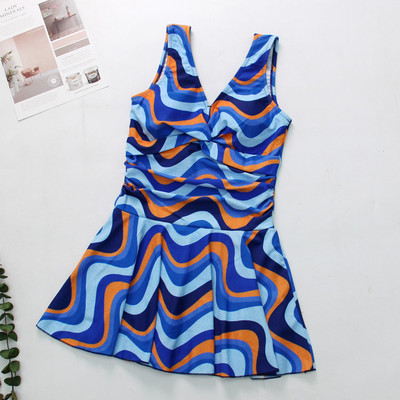 Modern női fürdőruha virágos motívumokkal és V-nyakkal