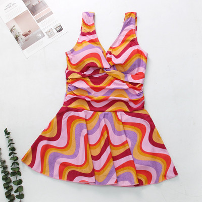 Modern női fürdőruha virágos motívumokkal és V-nyakkal