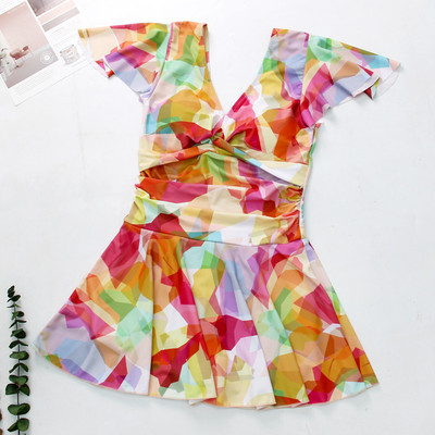 Modern női fürdőruha virágos motívumokkal és V-nyakkal