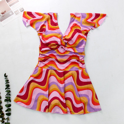 Modern női fürdőruha virágos motívumokkal és V-nyakkal