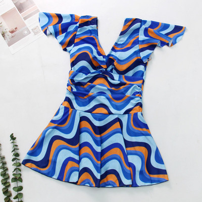 Modern női fürdőruha virágos motívumokkal és V-nyakkal