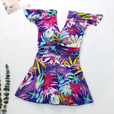 Modern női fürdőruha virágos motívumokkal és V-nyakkal